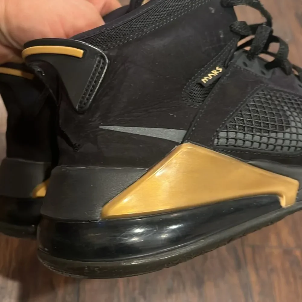 Jordan mars 270‎ size 10.5 black & gold men’s size 10 upper in great shape